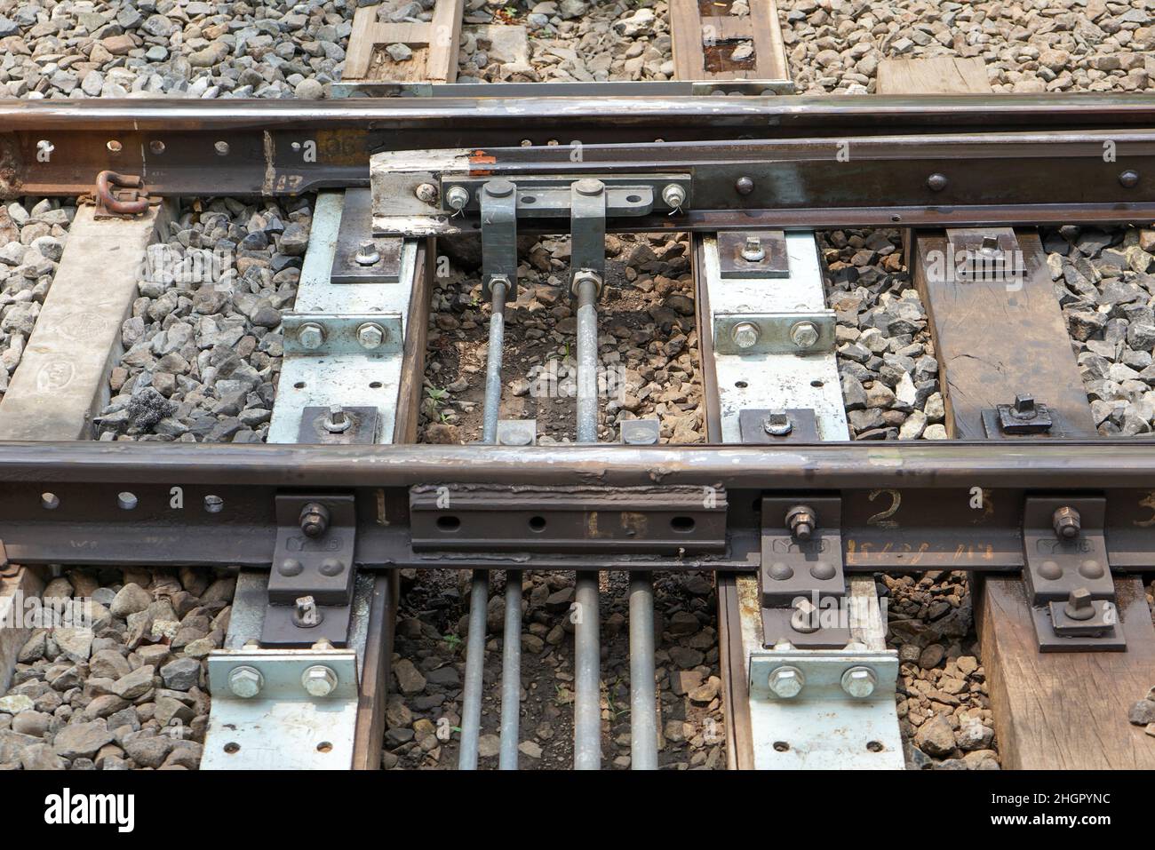 Eine Eisenbahnstrecke (britisches Englisch und UIC-Terminologie) oder eine Eisenbahnstrecke (amerikanisches Englisch), auch als permanenter Weg oder einfach nur Spur bekannt, ist die Struktur Stockfoto