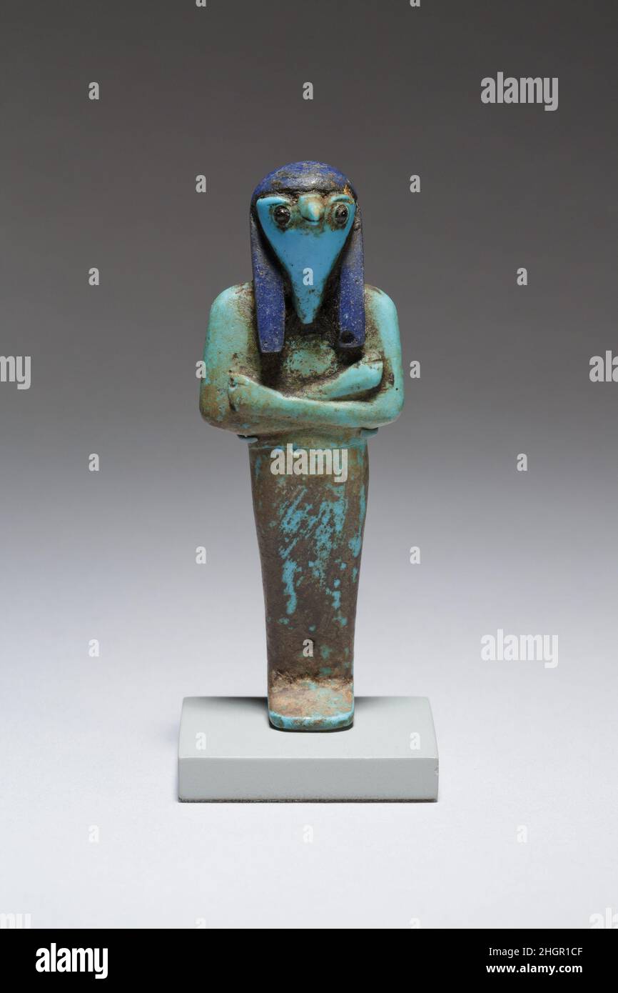 Grabfigur von Qebehsenuef 1100–332 v. Chr. Dritte Zwischenperiode–Spätperiode auch diese aufwendigen Glasfiguren der vier Söhne des Horus zeigen Vergoldungsspuren. Das Datum der Zahlen ist ziemlich ungewiss. Sie sind wahrscheinlich vor-ptolemäisch angesichts der stark sektionalen Verwendung von Farbe, aber bis eine sorgfältige Studie über den Stil solcher Figuren durch die Zeit mehr nicht mit Sicherheit gesagt werden.. Grabfigur von Qebehsenuef. 1100–332 V. CHR. Glas, Edelmetall. Dritte Zwischenperiode – Späte Periode. Aus Ägypten Stockfoto