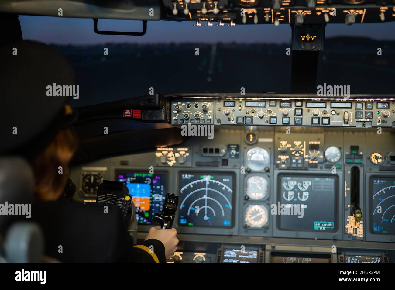 Die Hände einer Pilotin am Steuer eines Flugzeugs. Kaukasische Frau im Flugsimulator. Stockfoto