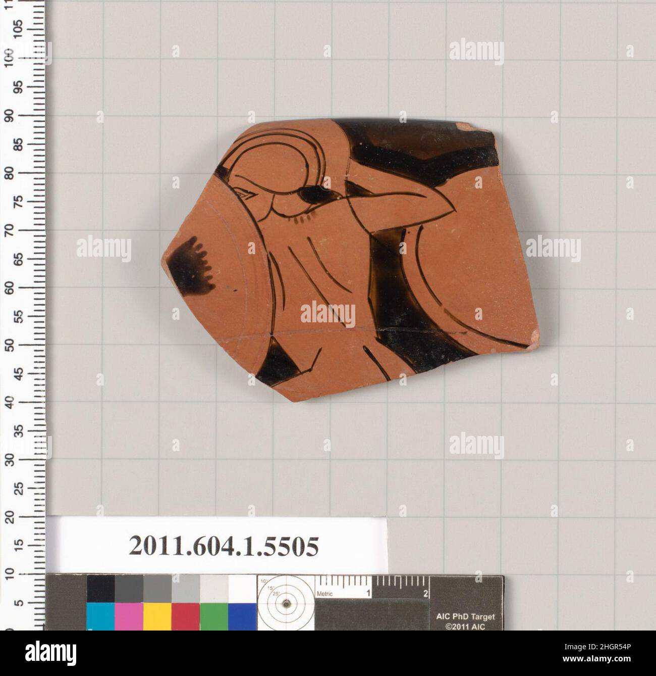 Terrakotta-Rand Fragment einer Kylix (Trinkbecher) 520–510 v. Chr. Griechisch, attisch Exterieur, Kopf, gebeugt rechter Arm, Rücken, Gesäß und Teil des linken Oberschenkels eines behelmten Kriegers mit rundem Schild; Teil des runden Schildes eines zweiten Kriegers. Terrakotta-Rand Fragment einer Kylix (Trinkbecher). Griechisch, Dachboden. 520–510 V. CHR. Terrakotta; rote Figur. Archaisch. Vasen Stockfoto