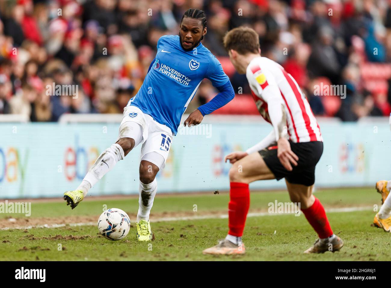 Sunderland, Großbritannien. 22nd Januar 2022. Mahlon Romeo aus Portsmouth während der Sky Bet League ein Spiel zwischen Sunderland und Portsmouth im Stadium of Light am 22nd 2022. Januar in Sunderland, England. (Foto von Daniel Chesterton/phcimages.com) Quelle: PHC Images/Alamy Live News Stockfoto