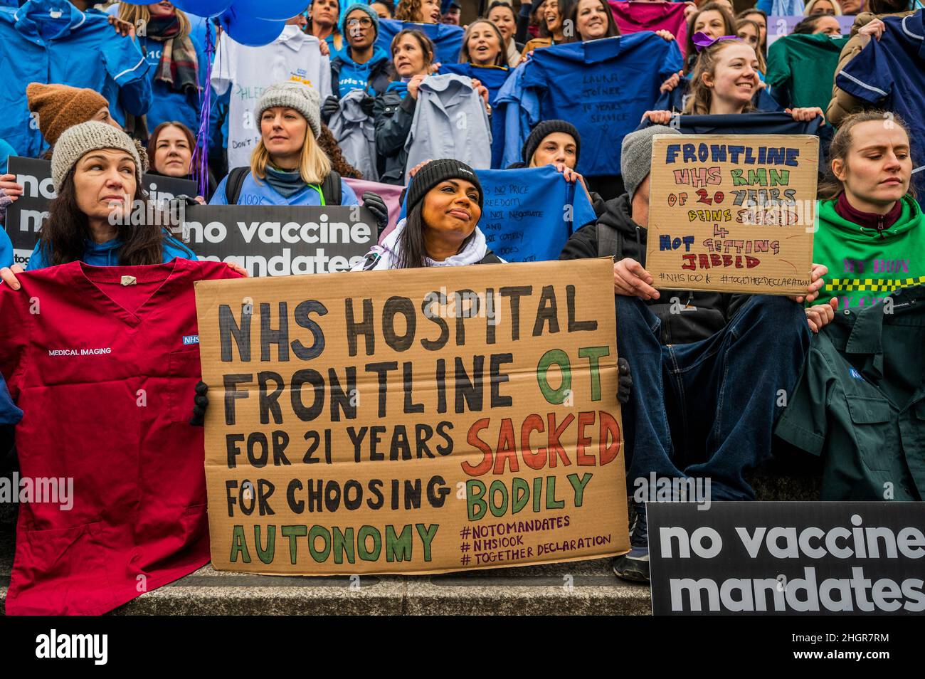 London, Großbritannien. 22nd Januar 2022. NHS 100k verlässt ihre Peelings auf dem Trafalgar Square als Protest gegen obligatorische Impfstoffe - March for Freedom - ein Anti-Impfungs-, Anti-Lockdown-, Freiheitsprotest, der bei der BBC in Portland Place beginnt. Die Menschen stellen sich die Frage, ob die gesamte Covid-Pandemie eine Falschmeldung ist und glauben, dass ihre Freiheiten stark eingeschränkt werden. Sie sind auch dagegen, Impfpass, die obligatorische Impfung von Kindern und Erwachsenen sowie viele andere Verschwörungstheorien. Kredit: Guy Bell/Alamy Live Nachrichten Stockfoto