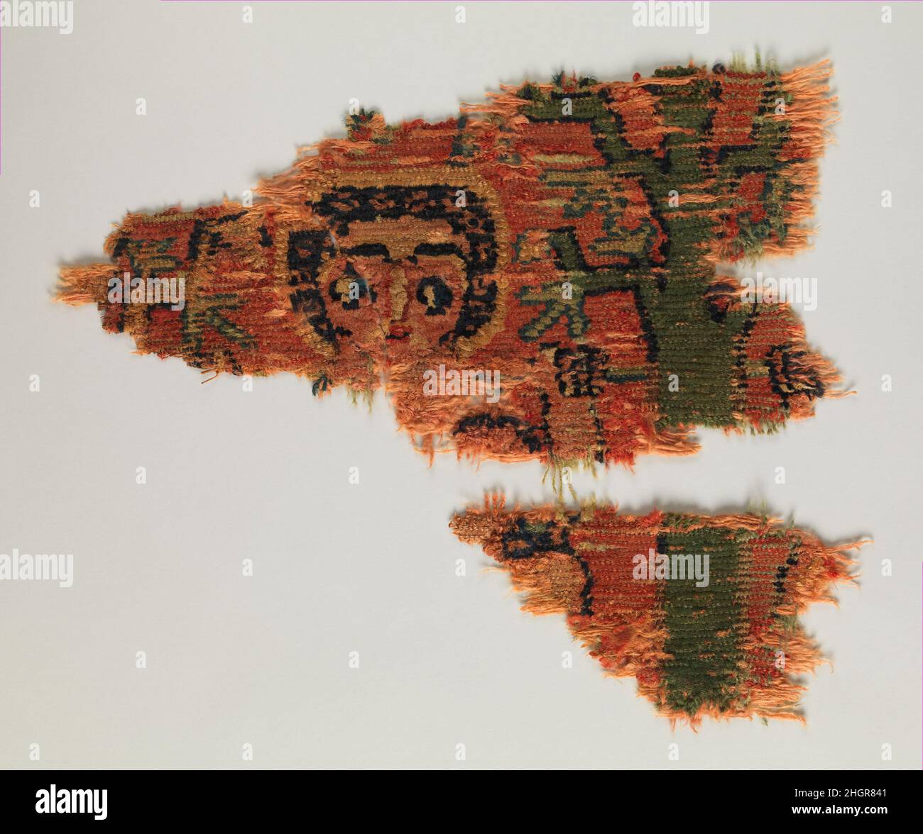 Teppichfragmente 6th–8th Jahrhundert lange, grobe Schafsfasern werden in der Regel für die Kettfäden ausgewählt, da sie hohen Spannungen während des Webens standhalten können. Im Gegensatz zu dieser typischen Praxis scheinen die Kette, der Schuß und der Haufen dieser seltenen Teppichfragmente von gleicher Qualität zu sein. Die mikroskopische Querschnittsuntersuchung zeigt eine Mischung von Fasern mit und ohne sichtbaren Medullas, was darauf hinweist, dass es sich um eine mittlere Qualität der Schafwolle handelt. Teppichfragmente. 6th–8th Jahrhundert. Wolle. Aus Ägypten. Textilien Stockfoto