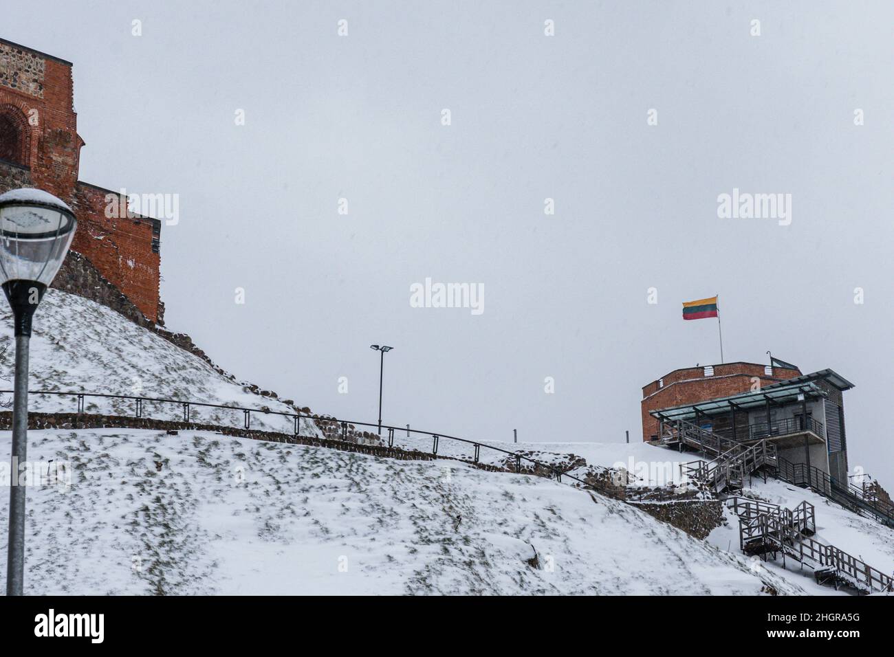 Vilnius, Litauen - 21. Januar 2022: Blick auf den Turm der Gedimimen-Burg und die Seilbahn mit Treppen an einem verschneiten Tag Stockfoto
