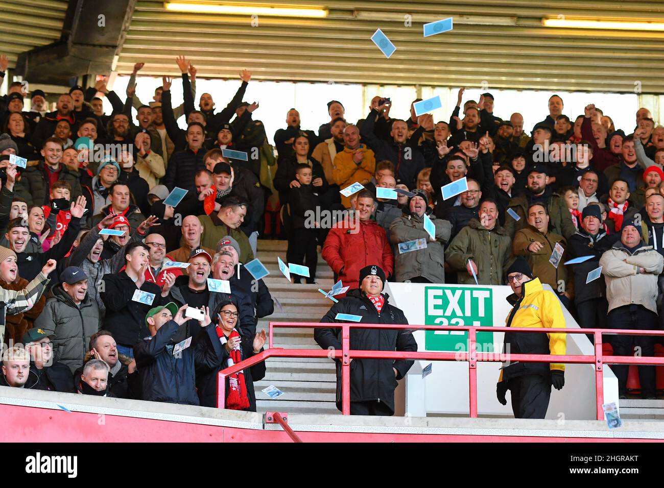 NOTTINGHAM, GROSSBRITANNIEN. JAN 22nd Forest-Anhänger werfen am Samstag, dem 22nd. Januar 2022, während des Sky Bet Championship-Spiels zwischen Nottingham Forest und Derby County auf dem City Ground, Nottingham, Prop £5-Noten über die Derby-Anhänger. (Kredit: Jon Hobley | MI News) Kredit: MI Nachrichten & Sport /Alamy Live News Stockfoto