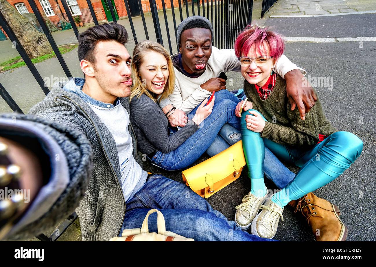 Multikulturelle Hipster-Freunde beim Selfie in Shoreditch auf europareise - Junge Menschen süchtig nach Geschichten in sozialen Netzwerken Stockfoto