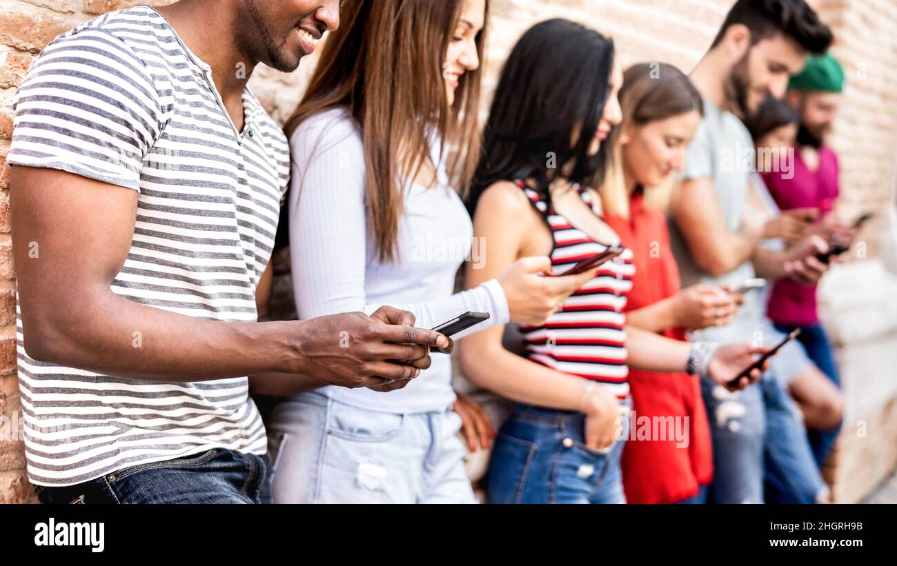 Multikulturelle Menschen mit Smartphones an der Universität College-Pause - Milenial Freunde süchtig nach Handy - Technologie Lifestyle-Konzept Stockfoto
