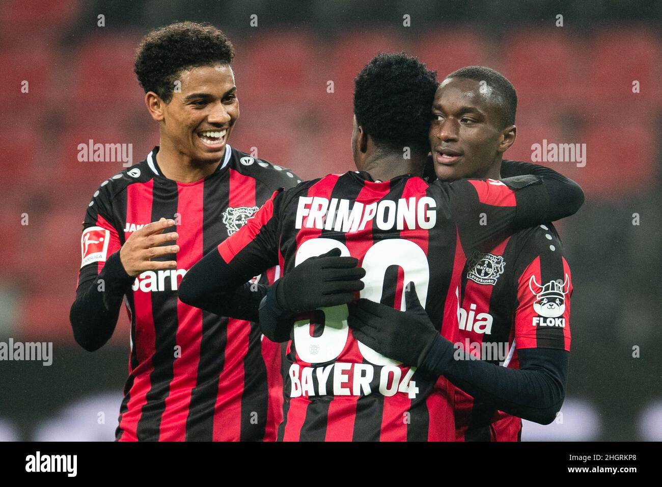 Leverkusen, Deutschland. 22nd Januar 2022. Fußball: Bundesliga, Bayer Leverkusen - FC Augsburg, Matchday 20, BayArena. Leverkusens Amine Adli (l-r), Jeremie Frimpong und Torschütze Moussa Diaby feiern nach dem Tor um 4:1 Uhr. Quelle: Marius Becker/dpa - WICHTIGER HINWEIS: Gemäß den Anforderungen der DFL Deutsche Fußball Liga und des DFB Deutscher Fußball-Bund ist es untersagt, im Stadion und/oder vom Spiel aufgenommene Fotos in Form von Sequenzbildern und/oder videoähnlichen Fotoserien zu verwenden oder zu verwenden./dpa/Alamy Live News Stockfoto