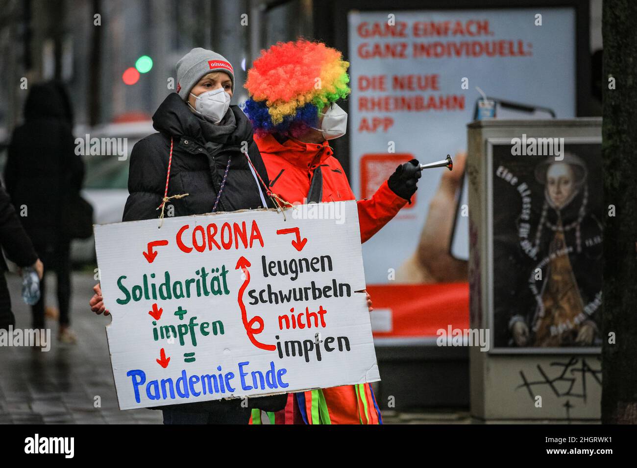 Dussedorf, NRW, Deutschland. 22nd Januar 2022. Mehrere tausend Demonstranten marschieren entlang der Route. Ein Protest gegen Impfpflicht und verwandte Themen marschiert heute durch die Düsseldorfer Innenstadt, die Hauptstadt von Nordrhein-Westfalen. Auf dem marsch treffen sich Gruppen von pro-impfenden, pro-covid-Maßnahmen-Gruppen von AktivistInnen und politischen Gruppen sowie einige pro-immigrations- und Anti-fa-Demonstranten. Kredit: Imageplotter/Alamy Live Nachrichten Stockfoto