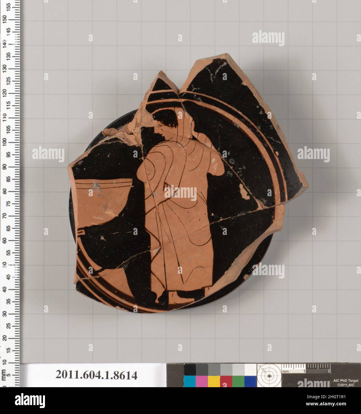 Terrakotta-Fragment einer stammlosen Kylix (Trinkbecher) 460–450 v. Chr. Griechisch, Dachboden, links ein Handfaß; nach links drapierte Jugend; außen profilierter Ringfuß; die Ruheplatte des Fußes ist unglasiert und die Innenwand des Fußes ist glasiert; Die Unterseite des Bodens ist mit konzentrischen Kreisen verziert; das äußerste Band ist in Reserve, gefolgt von einem Band aus schwarzer Glasur; Ein dünnes Reserveband und ein dünnes Band aus schwarzer Glasur umrahmen die Mitte, die reserviert ist und einen schwarzen Kreis mit einem Punkt in der Mitte hat. Terrakotta-Fragment einer stammlosen Kylix (Trinkbecher). Griechisch, Dachboden. 460–4 Stockfoto