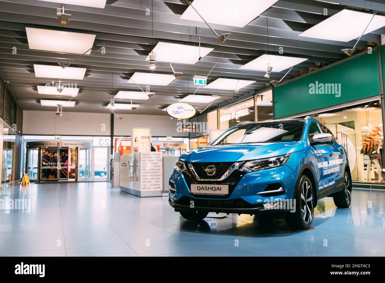 Blaue Farbe kompakte Crossover-SUV-Auto Nissan Qashqai in der Halle des Einkaufszentrums. SUV des japanischen Automobilherstellers Nissan seit 2006 Stockfoto