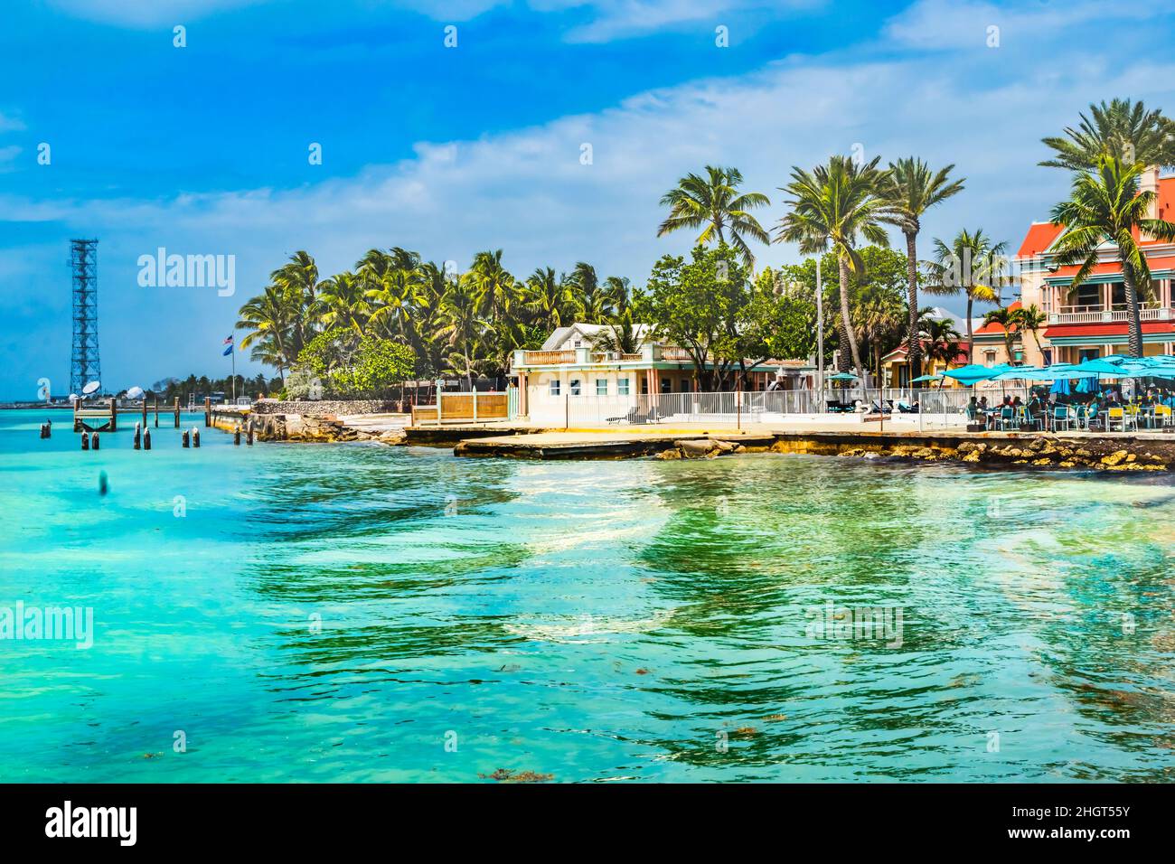 Farbenfrohes Higgs Memorial Beach Park Restaurant Pier Palmen Blue Water Reflection Key West Florida Stockfoto