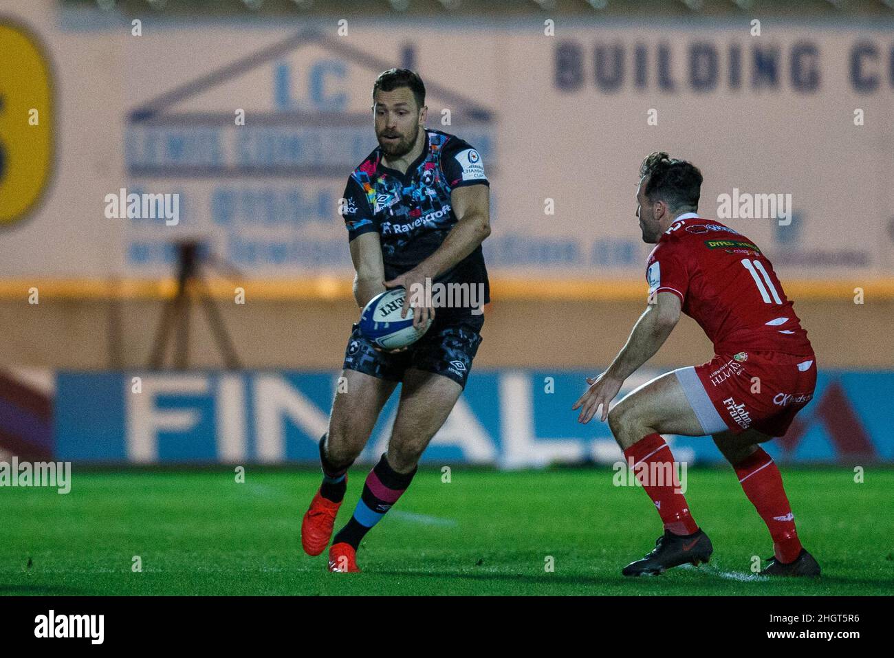 Llanelli, Großbritannien. 22. Januar 2022. Bristol trägt den rechten Flügel Luke Morahan passiert den Ball während des Scarlets gegen Bristol Bears EPCR Champions Cup Rugby Match. Kredit: Gruffydd Thomas/Alamy Stockfoto