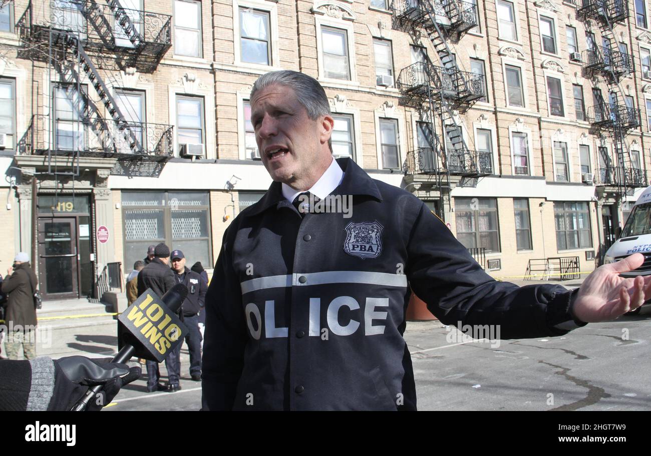 Harlem, USA. 22nd Januar 2022. (NEU) Pressekonferenz zu Schießereien in Harlem mit Patrick Lynch, dem Leiter der Polizeigewerkschaft. 22. Januar 2022, Harlem, New York, USA: Patrick Lynch, Der Leiter der amerikanischen Polizeigewerkschaft, Polizeibeamter und Präsident der Police Benevolent Association der Stadt New York spricht mit der Presse über die Schießereien direkt vor dem Gebäude in Harlem, Zwei NYPD-Beamte, die auf häusliche Gewalt reagierten, wurden am Freitag (21) in der Nacht in Harlem von einem 47-jährigen Verdächtigen, Lashawn McNeil, angeschossen. Einer von ihnen, der 22-jährige Jason Rivera, aus dem Bezirk von 32nd, starb in Harl Stockfoto