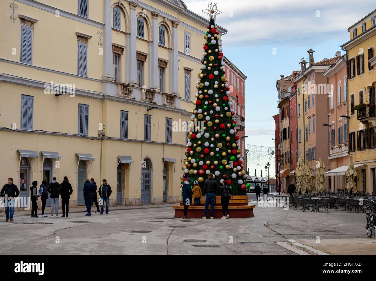 Rovinj, Kroatien-6th. Januar 2022: Weihnachtsdekoration in den bunten Straßen von Rovinj auf der istrischen Halbinsel in der kroatischen adria Stockfoto