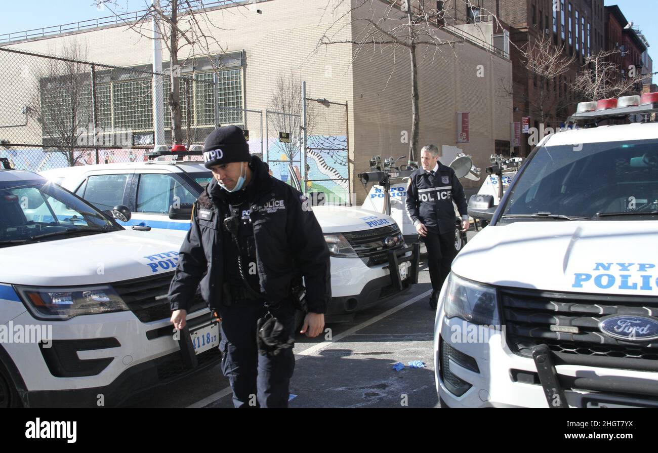 Harlem, USA. 22nd Januar 2022. (NEU) Pressekonferenz zu Schießereien in Harlem mit Patrick Lynch, dem Leiter der Polizeigewerkschaft. 22. Januar 2022, Harlem, New York, USA: Patrick Lynch, Der Leiter der amerikanischen Polizeigewerkschaft, Polizeibeamter und Präsident der Police Benevolent Association der Stadt New York spricht mit der Presse über die Schießereien direkt vor dem Gebäude in Harlem, Zwei NYPD-Beamte, die auf häusliche Gewalt reagierten, wurden am Freitag (21) in der Nacht in Harlem von einem 47-jährigen Verdächtigen, Lashawn McNeil, angeschossen. Einer von ihnen, der 22-jährige Jason Rivera, aus dem Bezirk von 32nd, starb in Harl Stockfoto