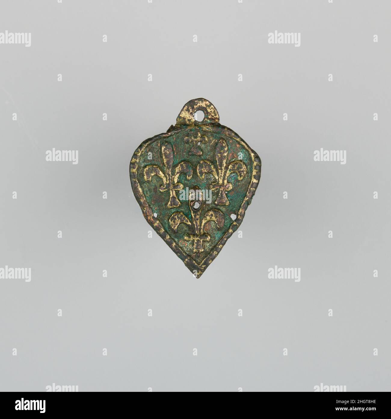 Abzeichen oder Harness Anhänger 14th Jahrhundert Spanische oder französische Heraldik oder Wappen waren in Europa während des Mittelalters und der Renaissance von entscheidender Bedeutung. Heraldische Embleme wurden verwendet, um Adelsfamilien, Städte, Regionen und sogar Länder zu identifizieren. Die Heraldik wurde nicht nur auf Schilden und Flaggen ausgestellt, sondern auch in die architektonische Dekoration von Gebäuden, Möbeln, Kunstwerken, Kleidung und Pferdeausrüstungen integriert. Harness-Anhänger, wie dieses Beispiel, wären an einem Kopfstück, einem Zaumzeug oder anderen Gurten befestigt worden, die den Handsatz eines Hors bilden Stockfoto