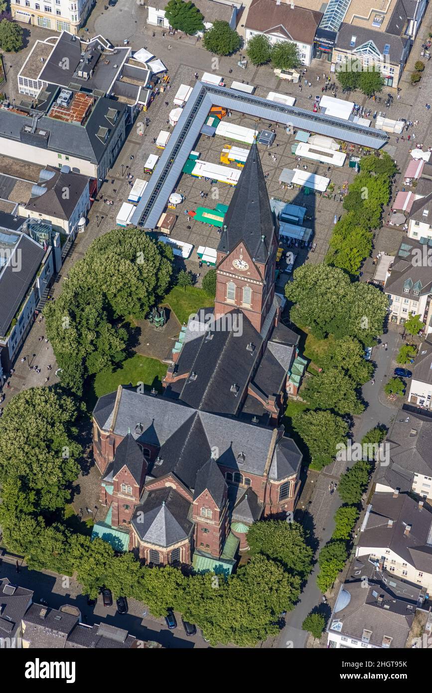 Luftaufnahme, Neheimer Dom St. Johannes-Baptist, Wochenmarkt am Neheimer Markt, Neheim, Arnsberg, Sauerland, Nordrhein-Westfalen, Deutschland, Plac Stockfoto