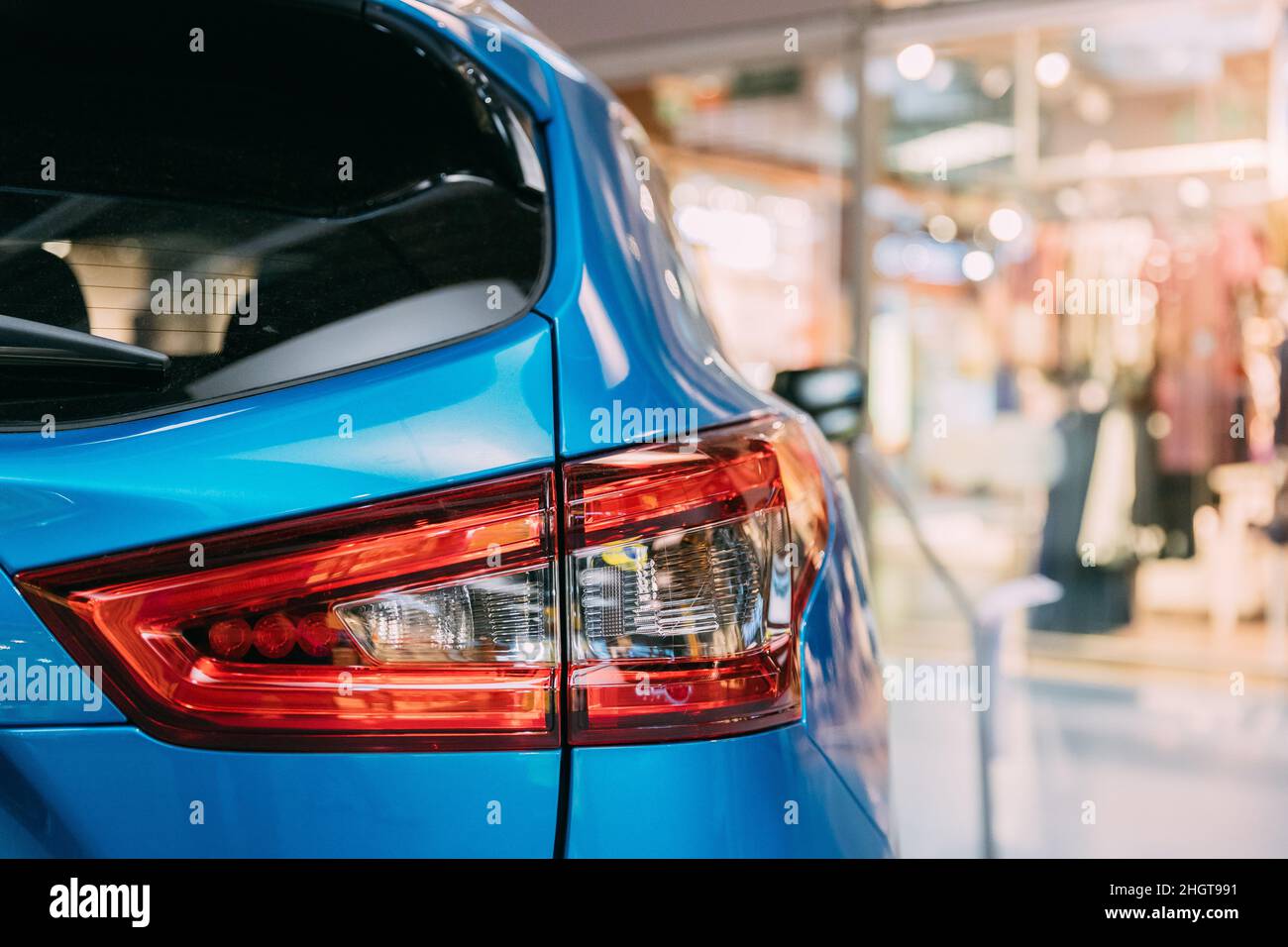 Rote LED-Rückleuchten in blauer Farbe Kompakt Crossover SUV-Auto Nissan Qashqai in der Halle des Einkaufszentrums. Nahaufnahme Des Lichts Stockfoto