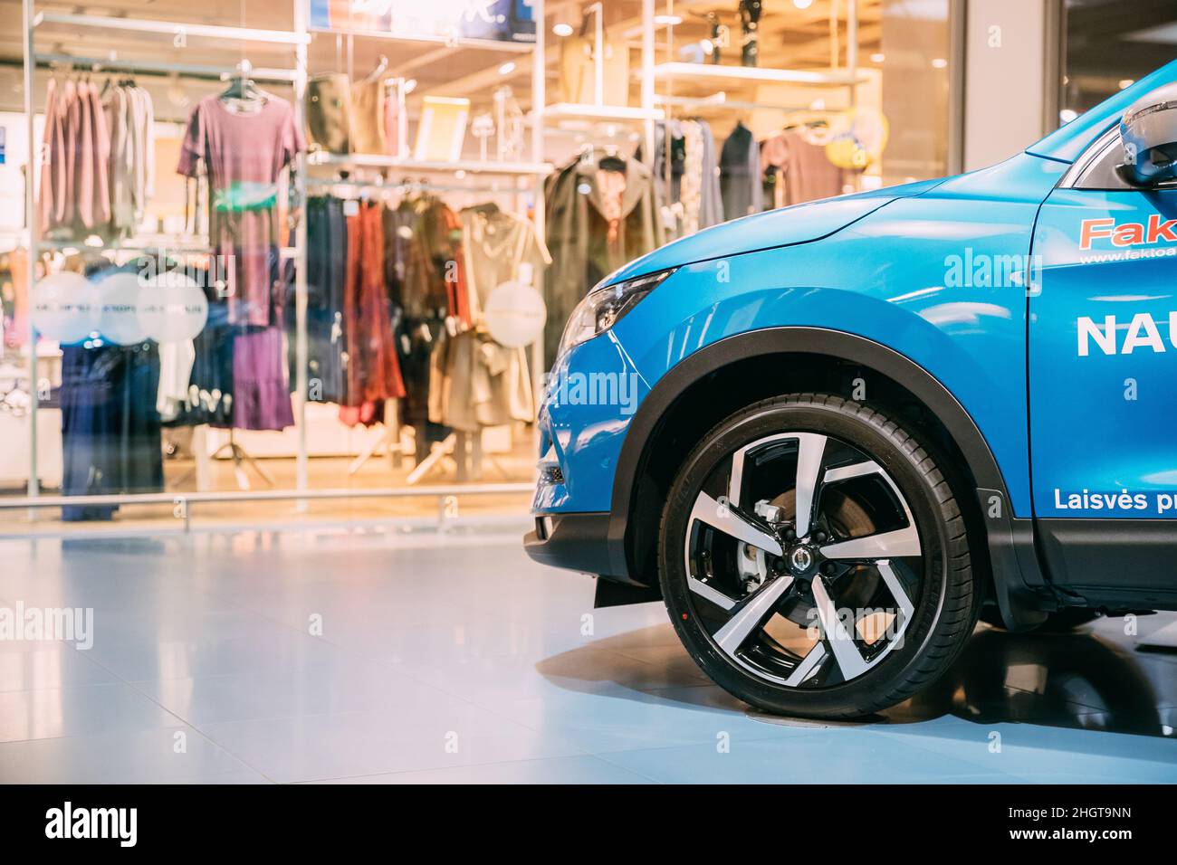 Blaue Farbe kompakte Crossover-SUV-Auto Nissan Qashqai in der Halle des Einkaufszentrums. SUV des japanischen Automobilherstellers Nissan seit 2006 Stockfoto