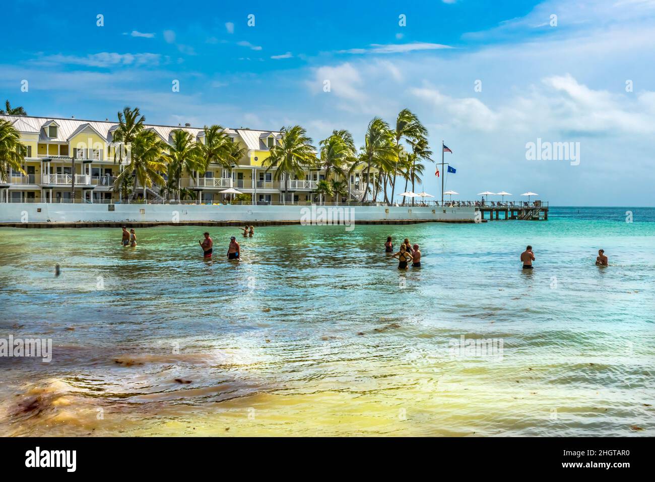 Farbenfrohe Higgs Memorial Beach Park Schwimmer Pier Palmen Blue Water Key West Florida Stockfoto