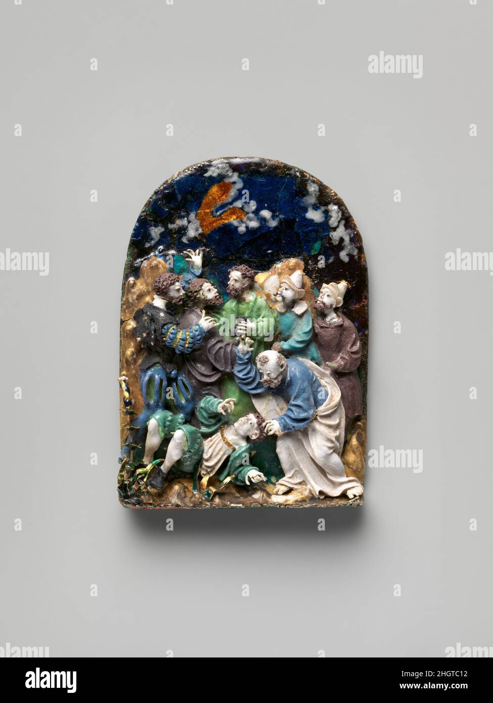 Capture of Christ 1520–30 Deutsch, Augsburg oder Nürnberg Diese skulpturalen Reliefs (2015.388.1–.4) zeigen eine außergewöhnliche, juwelenartige Emaillierung, die durch eine innovative Technik mit geschmolzener Glaspaste, die auf einem Armreif aus Golddrähten auf einem silbernen Sockel aufgebaut ist, erreicht wird. In ausdrucksstarken Details stellen sie vier Szenen des Leidens Christi in einem winzigen Maßstab dar – nur für diejenigen, die privilegiert genug sind, die Reliefs aus nächster Nähe zu betrachten. (Die Kompositionen verdanken mehr als ein wenig der kleinen Passion-Druckserie des berühmten Meisters der nördlichen Renaissance Albrecht Dürer.) So teuer sie waren Stockfoto