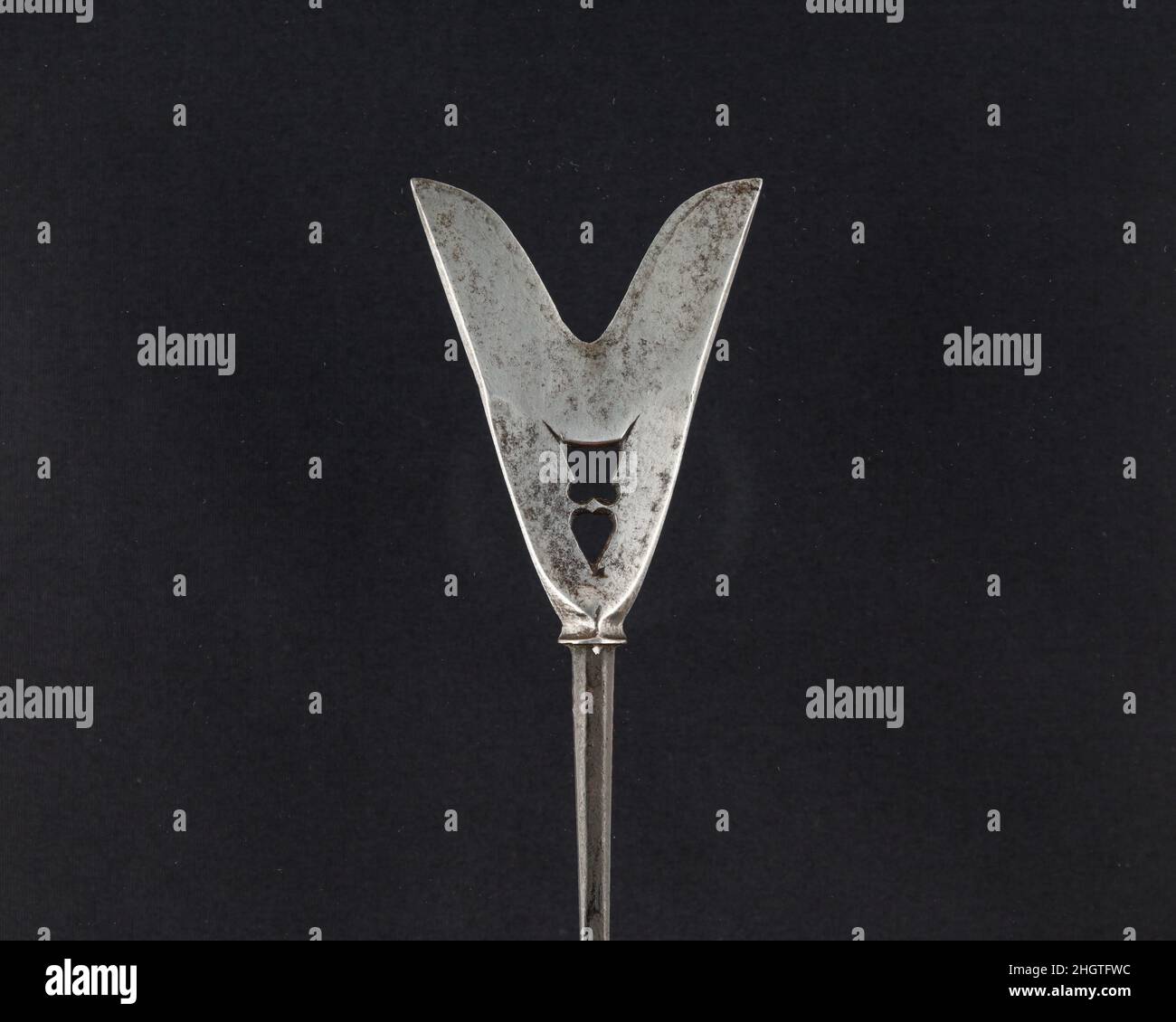 Arrowhead (Yanone) Japanisch des 18th. Jahrhunderts Obwohl japanische Krieger heute am meisten für ihre Schwertkunst bekannt sind, ist Bogenschießen, vor allem vom Pferderücken aus, seit Jahrhunderten ein wesentlicher Bestandteil der Samurai-Kriegsführung und -Kultur. Pfeile wurden mit unterschiedlich geformten Köpfen versehen, je nach ihrem Verwendungszweck im Krieg, bei der Jagd oder bei der Zielübung. Pfeilspitzen, die für den Einsatz auf dem Schlachtfeld entwickelt wurden, enthalten verschiedene Designs, die für spezielle Zwecke wie das Durchstechen von Rüstungen oder maximale Schäden an Pferden und unbewaffneten Mitarbeitern vorgesehen sind.große Pfeilspitzen, durchbohrt und aufwendig mit la gemeißelt Stockfoto