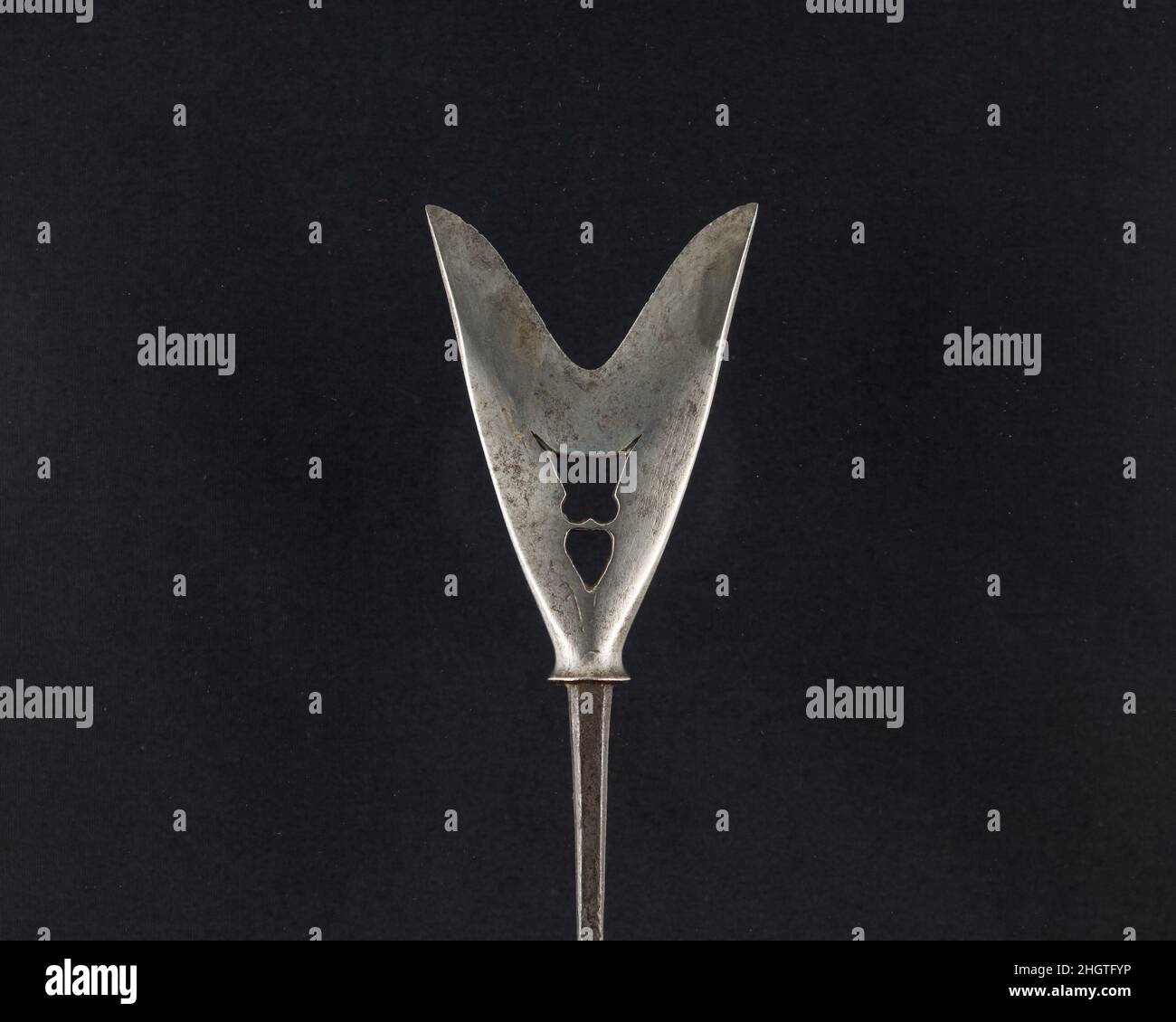 Arrowhead (Yanone) Japanisch des 18th. Jahrhunderts Obwohl japanische Krieger heute am meisten für ihre Schwertkunst bekannt sind, ist Bogenschießen, vor allem vom Pferderücken aus, seit Jahrhunderten ein wesentlicher Bestandteil der Samurai-Kriegsführung und -Kultur. Pfeile wurden mit unterschiedlich geformten Köpfen versehen, je nach ihrem Verwendungszweck im Krieg, bei der Jagd oder bei der Zielübung. Pfeilspitzen, die für den Einsatz auf dem Schlachtfeld entwickelt wurden, enthalten verschiedene Designs, die für spezielle Zwecke wie das Durchstechen von Rüstungen oder maximale Schäden an Pferden und unbewaffneten Mitarbeitern vorgesehen sind.große Pfeilspitzen, durchbohrt und aufwendig mit la gemeißelt Stockfoto