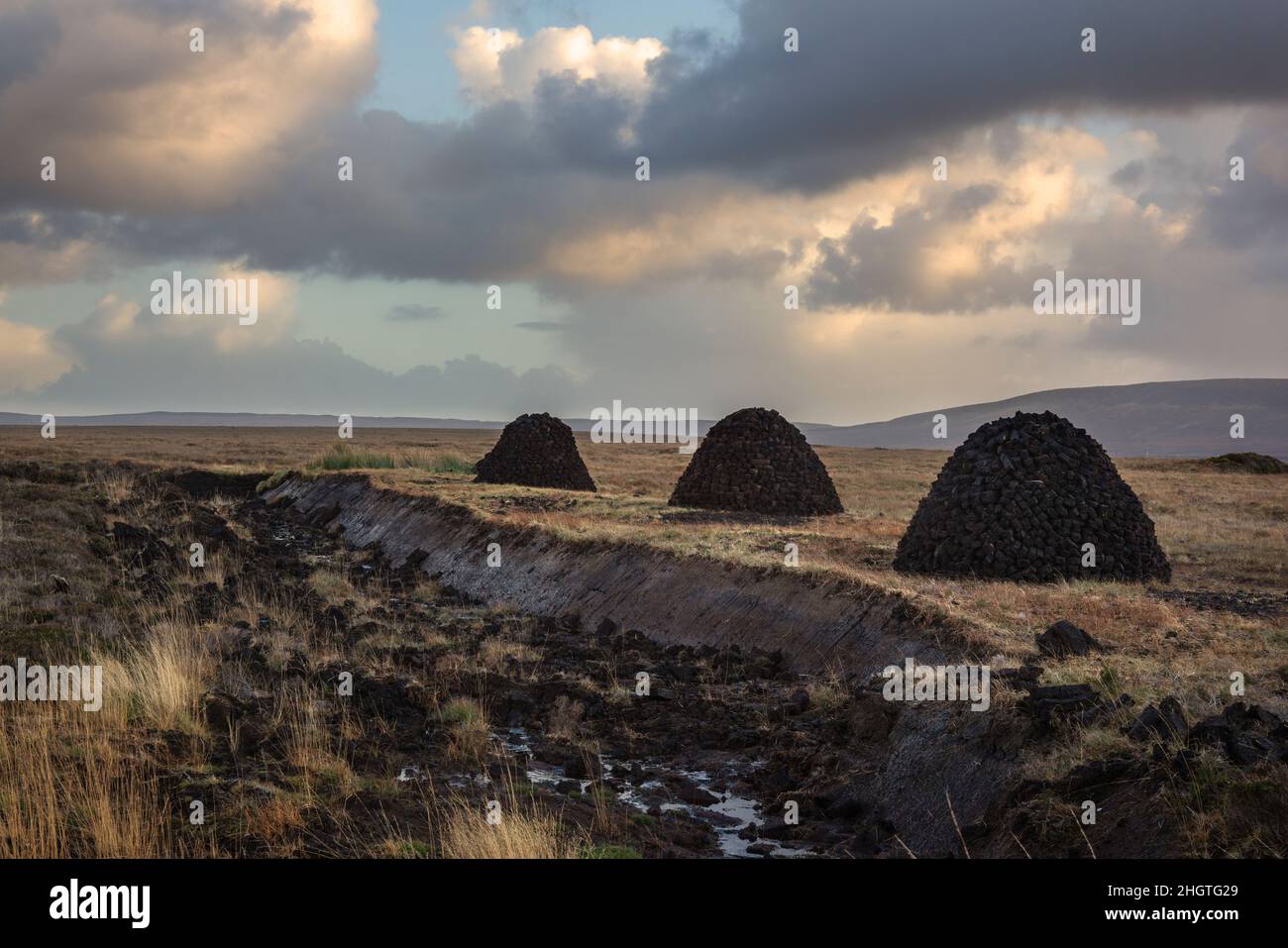 Turfstacks auf den Drüsen der Grafschaft Mayo in Irland. Das Schneiden und Verwenden von Rasen ist eine tief verwurzelte Tradition. Stockfoto