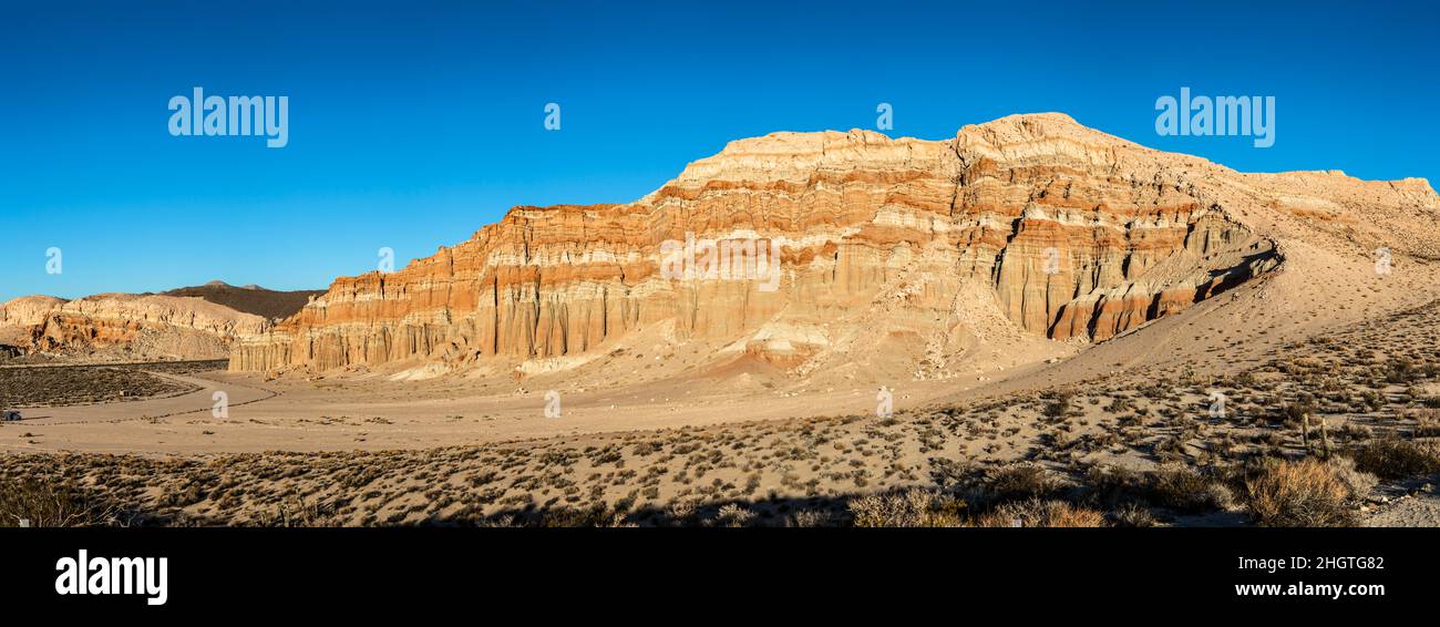 Landschaft mit roten Felsklippen und Steinwüste in der Nähe von Mojave, Kalifornien, im Westen der USA Stockfoto