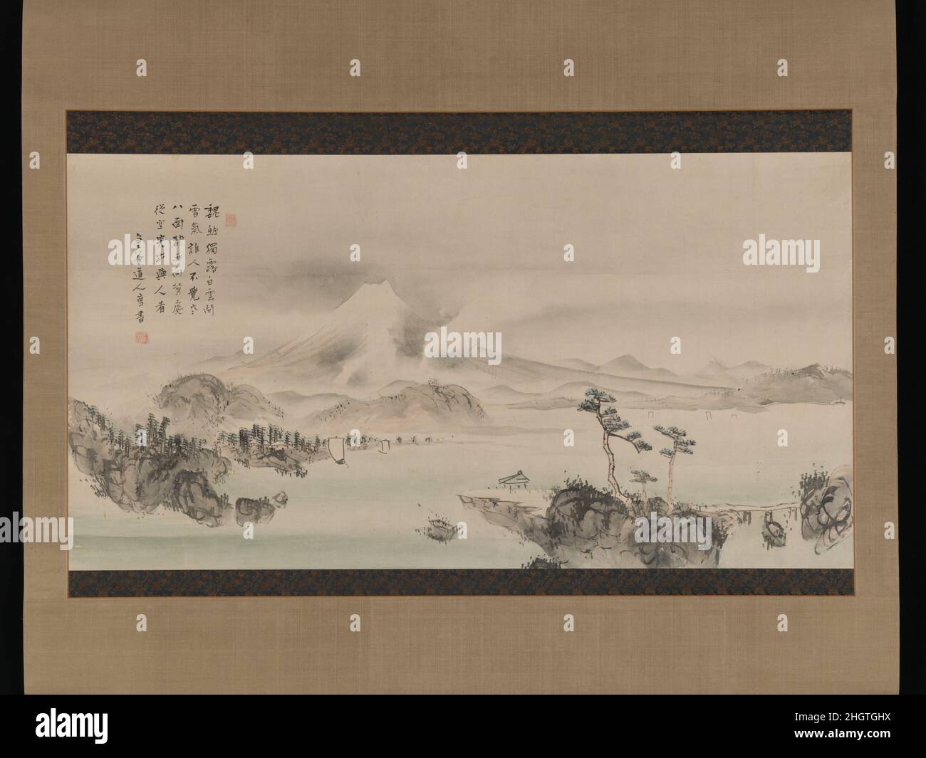 Berg Fuji Anfang des 19th. Jahrhunderts Yokoi Kinkoku ???? Dieses große Bild des Nanga-Malers Yokoi Kinkoku zeigt einen Blick von der Suruga-Bucht auf den Berg Fuji mit dem Miho Pine Strand im Vordergrund. Begleitet wird sie von einem vom Künstler selbst gebürsteten Vierzeiler: Allein ragt sie über die weißen Wolken. Wer kann helfen, die Kälte des Schneedampfes zu spüren? Aus jedem Winkel betrachtet, hat es keine Vorder- oder Rückseite, bricht einfach aus der Luft aus, um die Augen der Menschen zu fangen. --trans. Miyeko Murase und Shiyee LiuWas wir über Kinkokus Leben und Karriere wissen, lässt sich aus seiner Autobiographie, der Kinkoku D?jin go-ichidai KI, ablesen. B Stockfoto