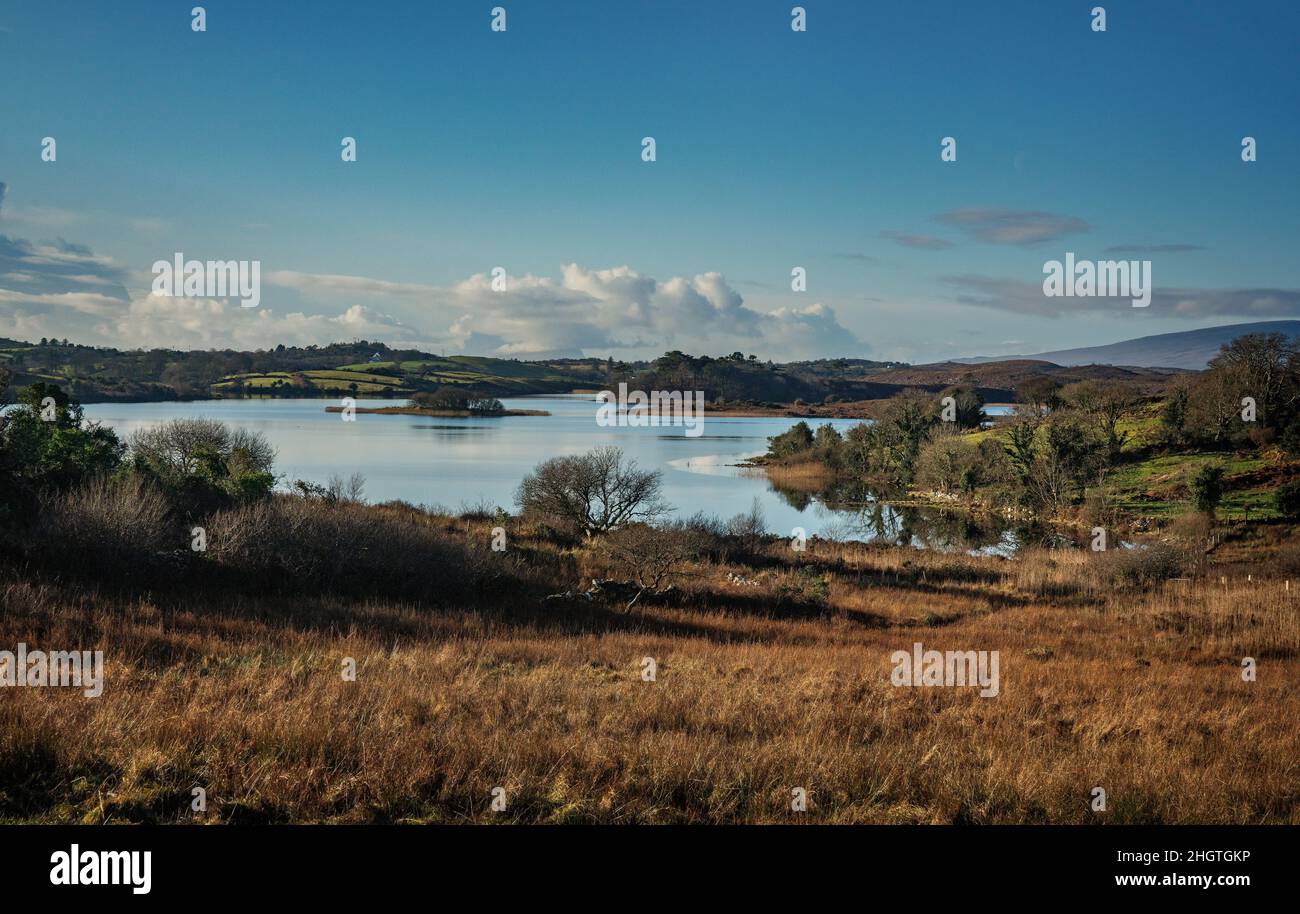 Das Gebiet des Ofens, Grafschaft Mayo Irland. Lough Furnace ist eine tidal beeinflusste, meromiktische, salzhaltig gelegene Lagune südlich von Lough Feeagh. Stockfoto