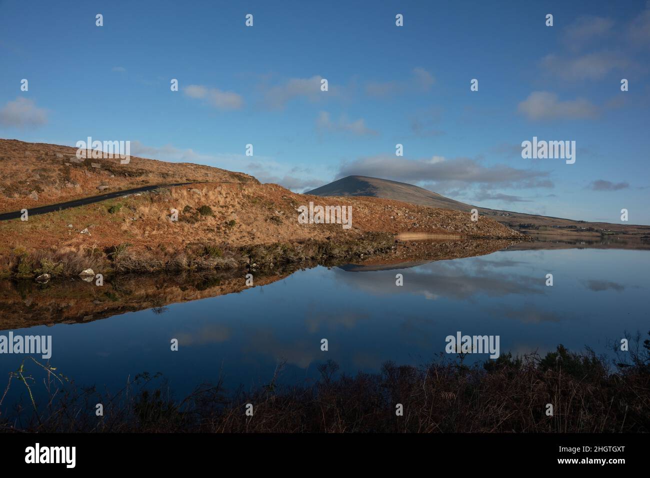 Das Gebiet des Ofens, Grafschaft Mayo Irland. Lough Furnace ist eine tidal beeinflusste, meromiktische, salzhaltig gelegene Lagune südlich von Lough Feeagh. Stockfoto