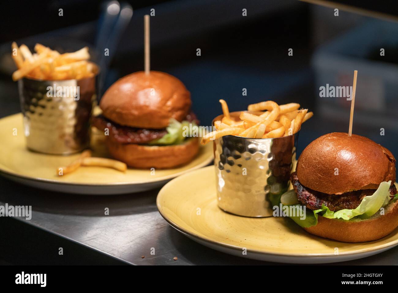 Burger in der kunstvollen Duke Bar und im Restaurant Bromley Stockfoto