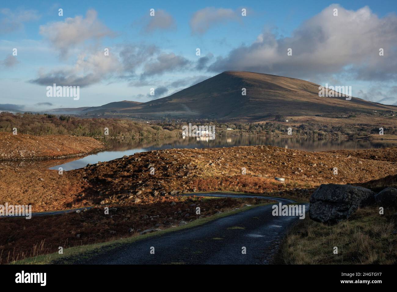 Das Gebiet des Ofens, Grafschaft Mayo Irland. Lough Furnace ist eine tidal beeinflusste, meromiktische, salzhaltig gelegene Lagune südlich von Lough Feeagh. Stockfoto