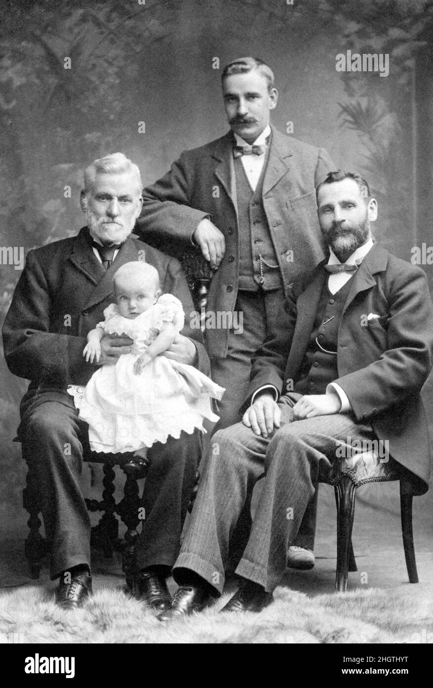 Vier männliche Generationen derselben Familie posieren für ein formelles Foto in einem Portsmouth Photographers studio.in 1900, Portsmouth, Hampshire, England, Großbritannien Stockfoto