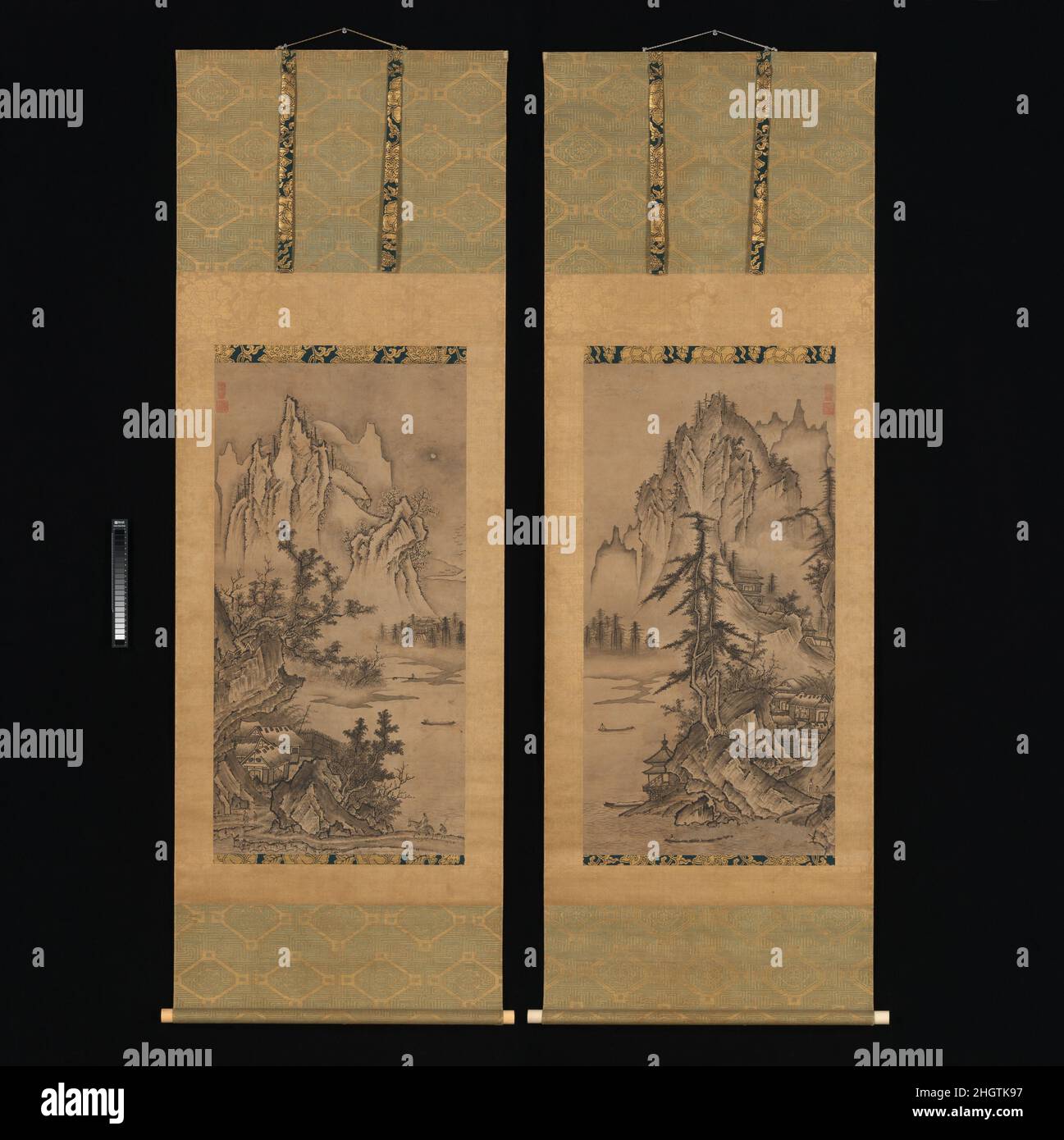Landschaften der vier Jahreszeiten Mitte des 16th. Jahrhunderts Keison in mittelalterlichen Zen-Klöstern war es nicht ungewöhnlich, ein religiöses Kunstwerk zu finden, das von einem Paar hängender Schriftrollen flankiert wurde, die scheinbar weltliche Motive wie Landschaften oder Vögel und Blumen darstellen. Maler verwendeten eine Vielzahl von kompositorischen Strategien, um sicherzustellen, dass diese Diptychen eine zentrale Ikone eines buddha, Bodhisattva oder eines wichtigen Zen-Patriarchen ergänzen würden. In diesem Landschaftspaar positionierte Keison beispielsweise die Fülle von Bergen, Bäumen und architektonischen Motiven an den Außenkanten jedes Bildes, so dass sie ein ce einrahmen konnten Stockfoto