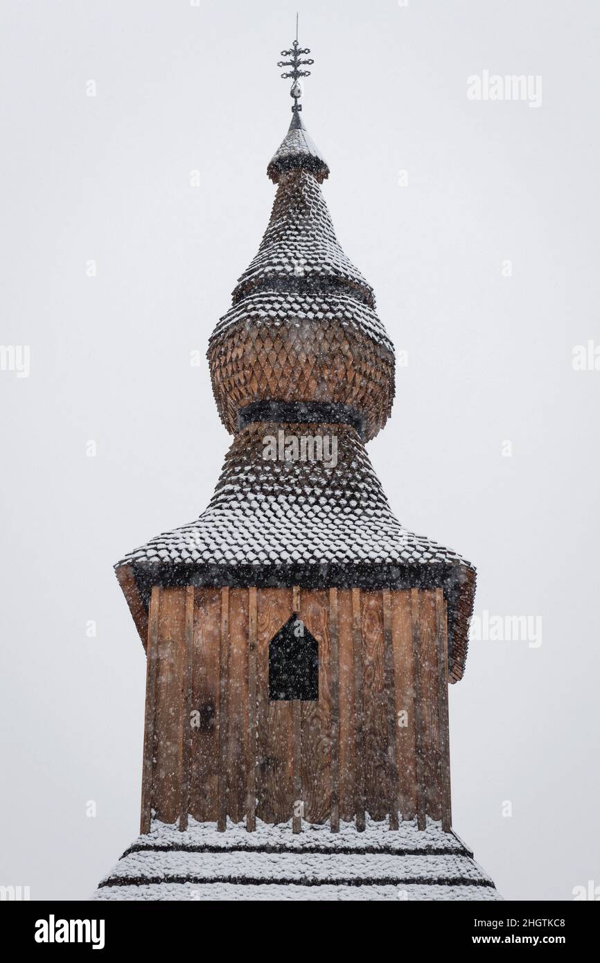 Die griechisch-katholische Holzkirche des hl. Basilius des Großen in einem Dorf Hrabova Roztoka, Slowakei Stockfoto