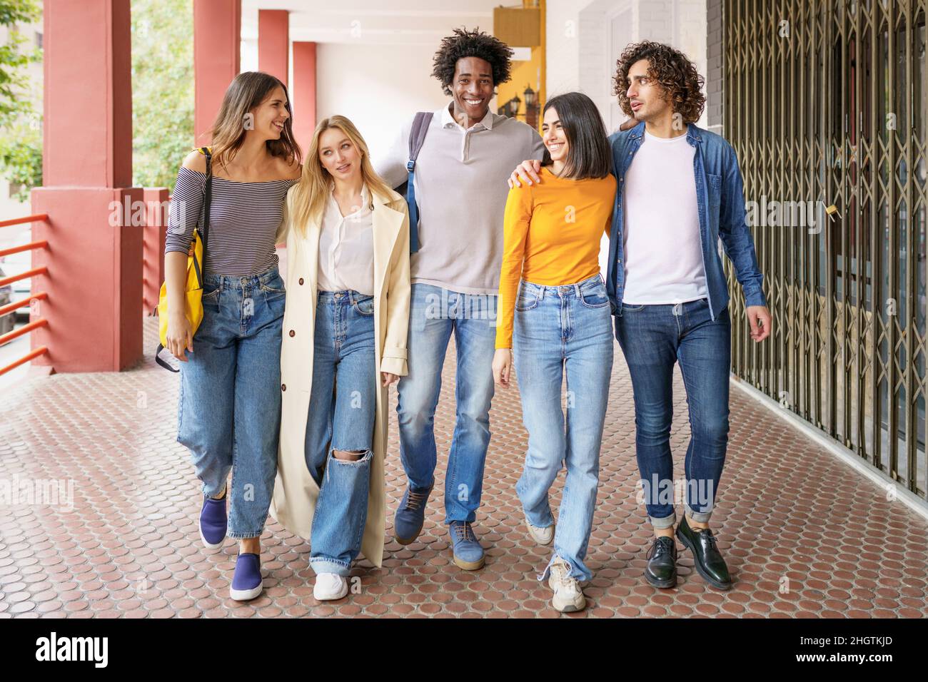 Multiethnische Gruppe von Studenten, die auf der Straße zusammen gehen. Stockfoto