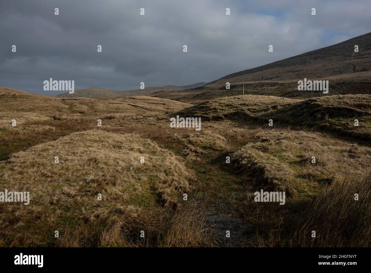 Spuren von Turfcutting in den riesigen Torfgebieten im Gebiet Shramore in der Nähe von Lough Feeagh und Newport, Grafschaft Mayo. Stockfoto