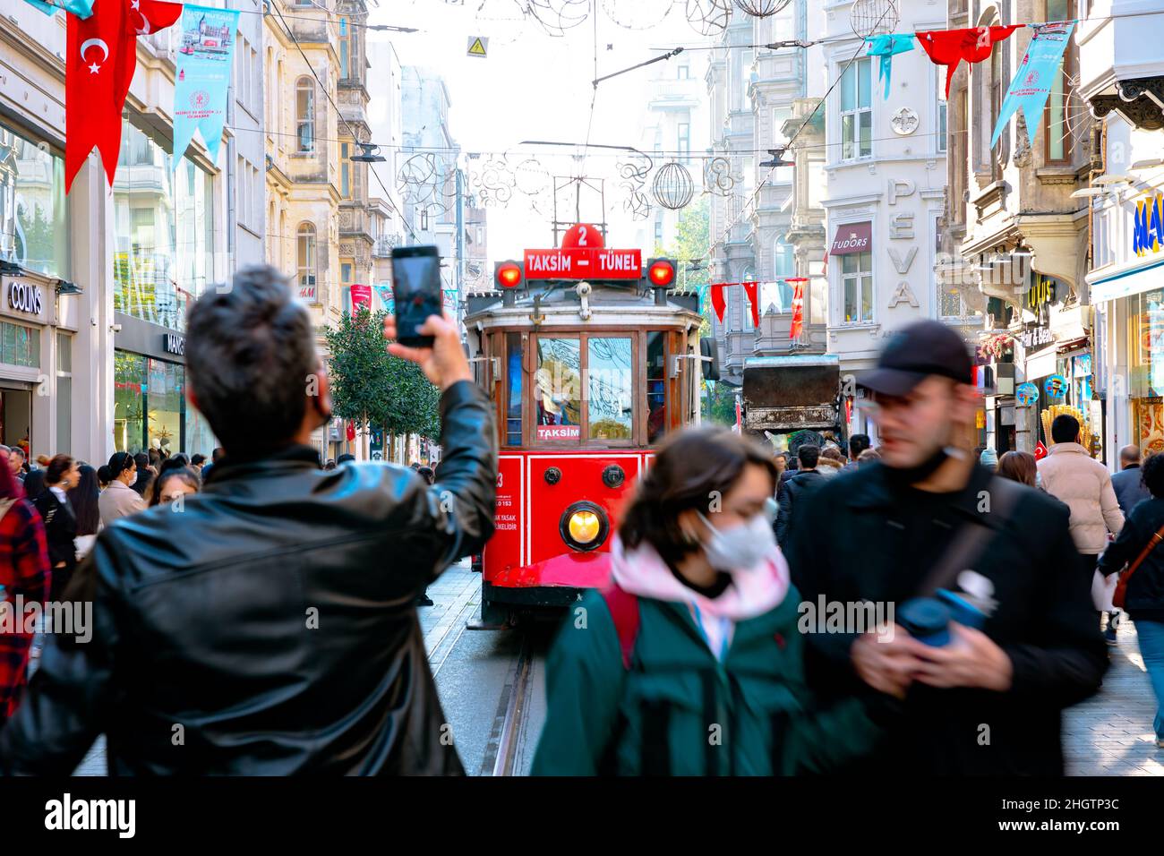 Istiklal Avenue. Tourist, der ein Foto der nostalgischen Straßenbahn in der Istiklal Street Stockfoto