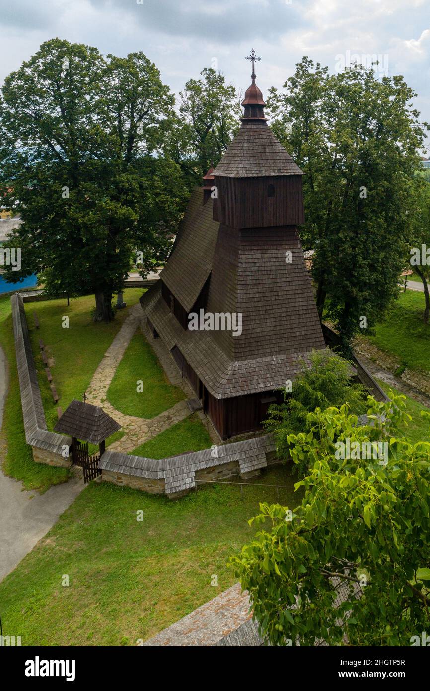 Die römisch-katholische Holzkirche des hl. Franziskus von Assisi in einem Dorf Hervartov, Slowakei. UNESCO-Weltkulturerbe Stockfoto