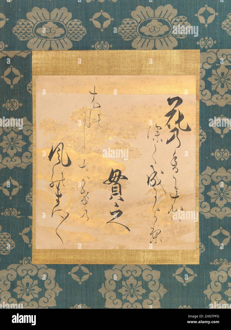 Gedicht von Ki no Tsurayuki (ca. 872–945) auf dekoriertem Papier mit Kirschblüten Mitte bis Ende des 17th. Jahrhunderts leitete Ogata S?ken Ogata S?ken eine wohlhabende Handelsfamilie aus Kyoto, die sich auf Textilien spezialisierte, enge Beziehungen zum Palast hatte und die traditionelle japanische Kunst im frühen 18. Jahrhundert in Kyoto wieder aufleben ließ. Seine klare, elegante und dynamische Kalligraphie zeigt seine Verbundenheit mit dem Stil von Hon’ami K?etsu, der Anfang des 17. Jahrhunderts die Kunst des Pinselschreibens revolutioniert hatte. Hier transkribierte S?ken einen Waka (31-silbige Gerichtsverse) von Ki no Tsurayuki und – um eine unerwartete Wendung hinzuzufügen – beinhaltete t Stockfoto