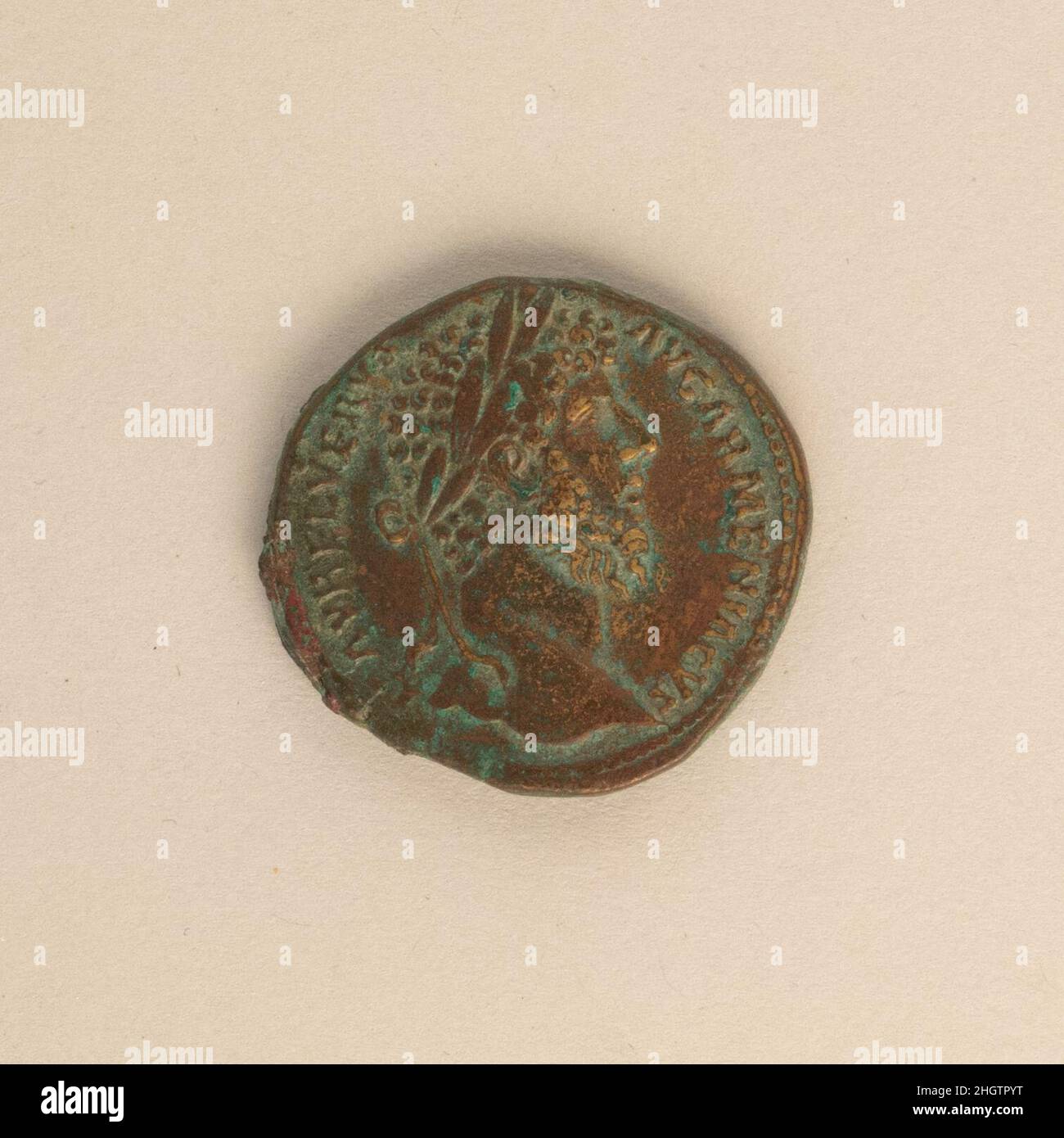 Bronzesesterz von Lucius Verus A.D. 163–164 Roman L AVREL VERVS AVG ARMENIACUS/Kopf des Imperators/TR P IIII IMP II COS II S C, Mars mit Speer und TrophyRom. Bronzesesterz von Lucius Verus. Roman. 163–164 N. CHR. Bronze. Mittleres Imperium, Antonine. Münzen Stockfoto