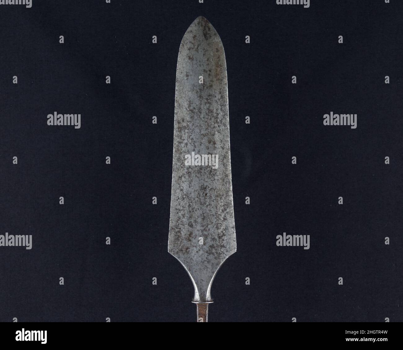 Arrowhead (Yanone) Japanisch des 18th. Jahrhunderts Obwohl japanische Krieger heute am meisten für ihre Schwertkunst bekannt sind, ist Bogenschießen, vor allem vom Pferderücken aus, seit Jahrhunderten ein wesentlicher Bestandteil der Samurai-Kriegsführung und -Kultur. Pfeile wurden mit unterschiedlich geformten Köpfen versehen, je nach ihrem Verwendungszweck im Krieg, bei der Jagd oder bei der Zielübung. Pfeilspitzen, die für den Einsatz auf dem Schlachtfeld entwickelt wurden, enthalten verschiedene Designs, die für spezielle Zwecke wie das Durchstechen von Rüstungen oder maximale Schäden an Pferden und unbewaffneten Mitarbeitern vorgesehen sind.große Pfeilspitzen, durchbohrt und aufwendig mit la gemeißelt Stockfoto