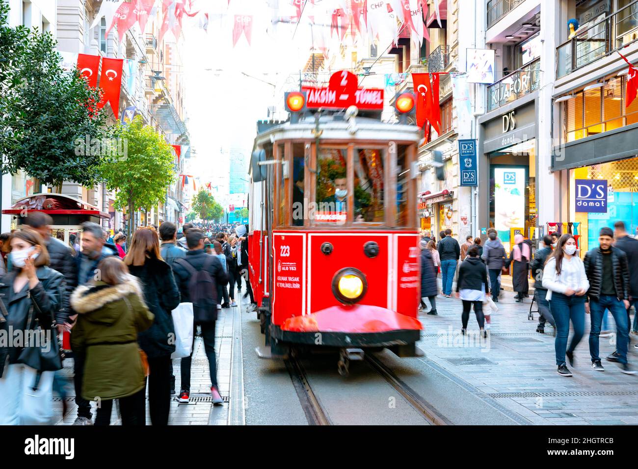 Istanbul. Touristen- und nostalgische Straßenbahn in der Istiklal Street Stockfoto