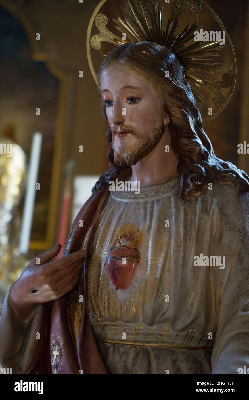 Alte Statue von Jesus Christus der gute Hirte mit Loch in der Hand zeigt auf sein heiliges Herz und Aureole - biblische Tradition, Religion, Chris Stockfoto