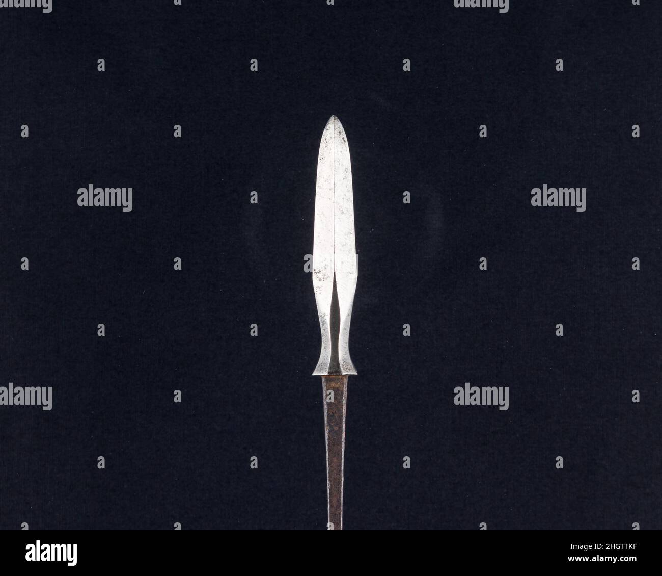 Arrowhead (Yanone) Japanisch des 18th. Jahrhunderts Obwohl japanische Krieger heute am meisten für ihre Schwertkunst bekannt sind, ist Bogenschießen, vor allem vom Pferderücken aus, seit Jahrhunderten ein wesentlicher Bestandteil der Samurai-Kriegsführung und -Kultur. Pfeile wurden mit unterschiedlich geformten Köpfen versehen, je nach ihrem Verwendungszweck im Krieg, bei der Jagd oder bei der Zielübung. Pfeilspitzen, die für den Einsatz auf dem Schlachtfeld entwickelt wurden, enthalten verschiedene Designs, die für spezielle Zwecke wie das Durchstechen von Rüstungen oder maximale Schäden an Pferden und unbewaffneten Mitarbeitern vorgesehen sind.große Pfeilspitzen, durchbohrt und aufwendig mit la gemeißelt Stockfoto