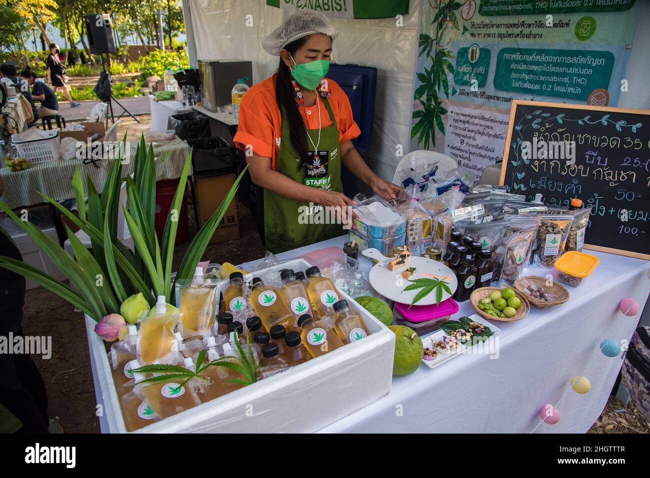 Eine Cannabis-Produktverkäuferin, die während der 'Makinkan Cannabis Food Fair' im 100th-jährigen Park der Chulalongkorn Universität in Bangkok in ihrem Geschäft gesehen wurde.die 'Makinkan Cannabis Food Fair' wird vom 21-23. Januar 2022 an von der thailändischen Tourismusbehörde im 100th-jährigen Park der Chulalongkorn Universität in Bangkok veranstaltet. Thailand soll den Konsum von Cannabis produzierenden Lebensmitteln fördern, nachdem der Drogenkontrollausschuss des thailändischen Gesundheitsministeriums am Januar die Entfernung von Cannabis von der Liste der Betäubungsmittel genehmigt hat, um den Haushalten den Weg für den legalen Anbau von Cannabis zu ebnen Stockfoto