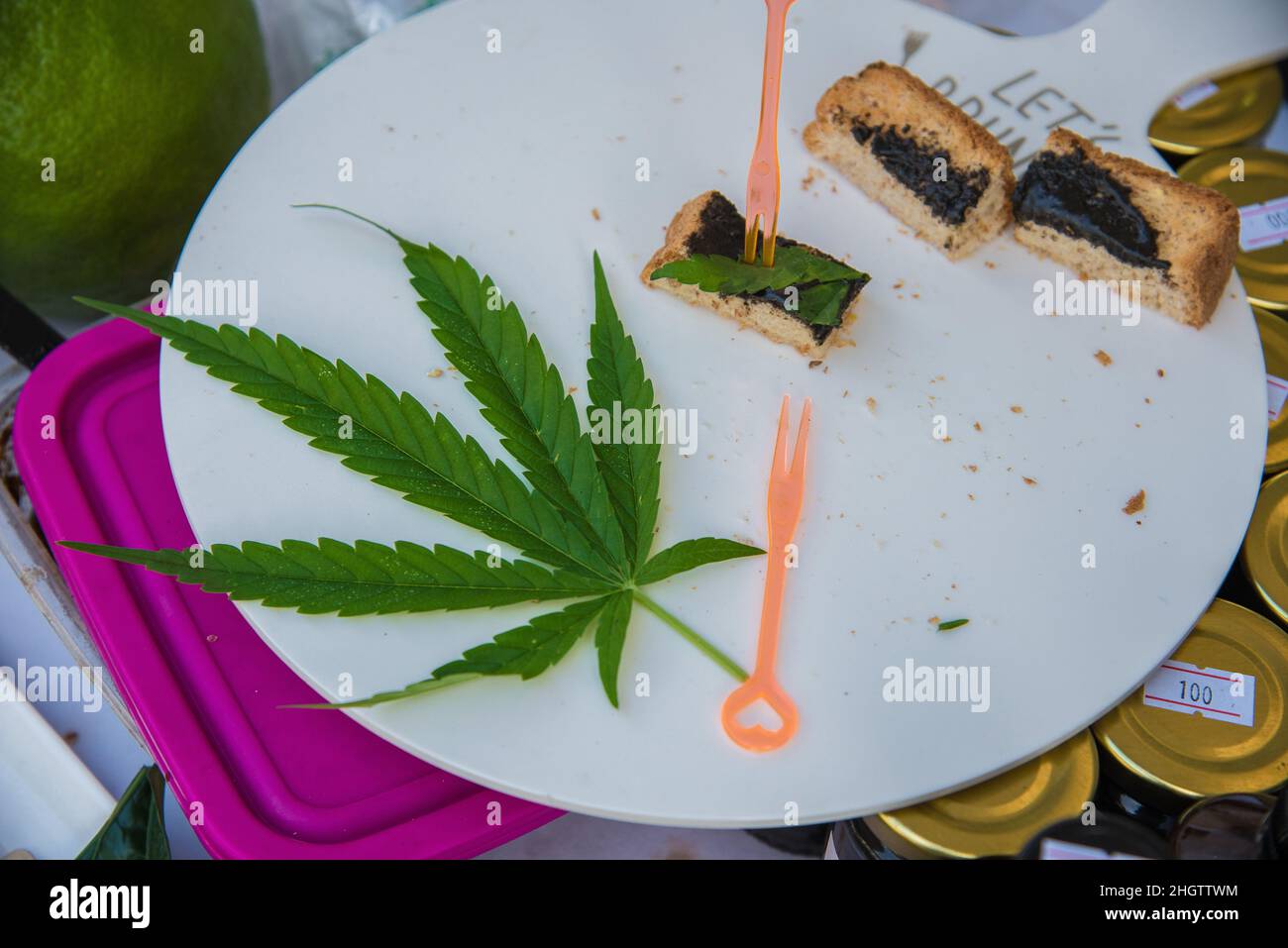 Ein Cannabisblatt, das auf einem Teller mit einem Cannabis-Toast während der 'Makinkan Cannabis Food Fair' im 100th-jährigen Park der Chulalongkorn Universität in Bangkok zu sehen ist.die 'Makinkan Cannabis Food Fair' wird vom 21-23. Januar 2022 an von der thailändischen Tourismusbehörde im 100th-jährigen Park von Chulalongkorn veranstaltet Universität in Bangkok, Thailand, um den Konsum von Cannabis produzierenden Lebensmitteln zu fördern, nachdem der Drogenkontrollausschuss des thailändischen Gesundheitsministeriums die Entfernung von Cannabis von der Liste der Betäubungsmittel genehmigt hat, um den Haushalten den Weg für den Anbau von Cannabis zu ebnen Stockfoto